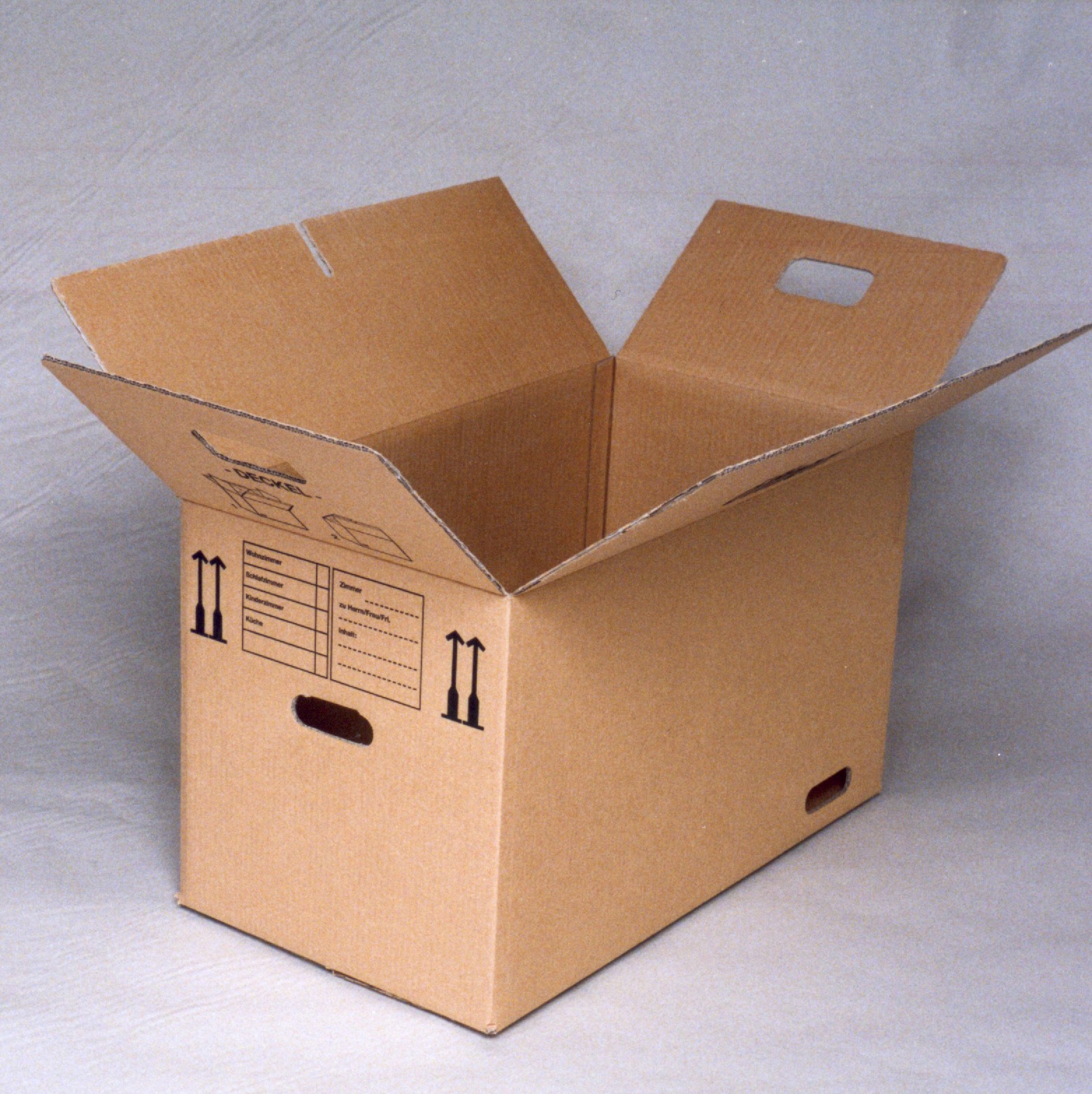 Thùng carton và đồ đạc được sắp xếp gọn khi chuyển nhà